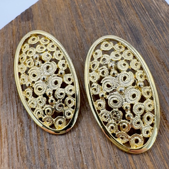 Vintage gold tone Etruscan style large textured oval stud earrings - Picture 2 of 10